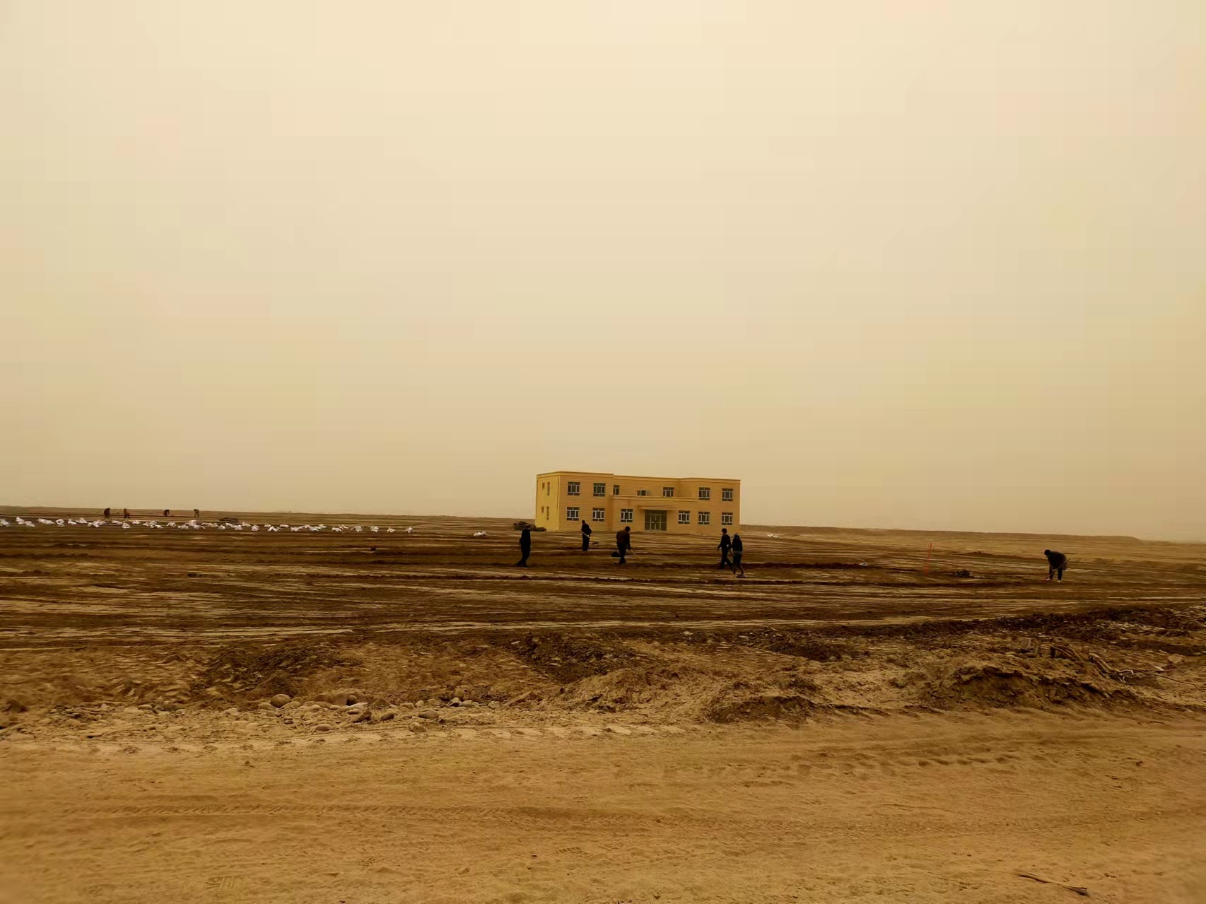 6.新疆阿克陶鹽堿地研究站（將圖中人P掉，天氣p好一點(diǎn)）.jpg