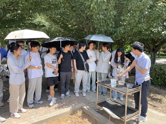 12日下午，富平中試基地現(xiàn)場(chǎng)教學(xué)（地建研究院）.jpg